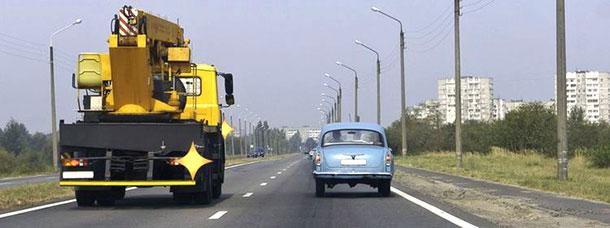 Обязан ли водитель легкового автомобиля уступить дорогу водителю грузового автомобиля?